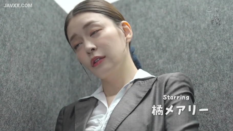 办公室 · 欲仙欲死 · 深灰色职业西装 · 面部特写 · 画面有演员名称水印