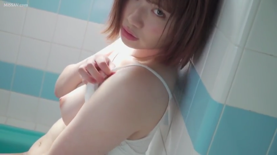 胸部特写 · 浴室 · 白色吊带背心 · 侧身靠墙