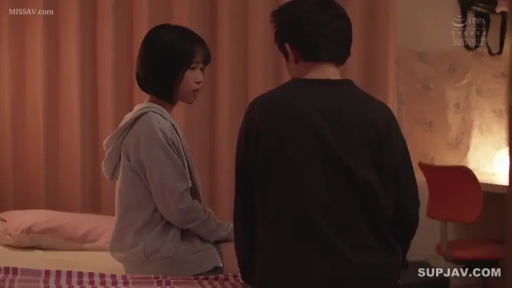 卧室 · 黑色卫衣 · 注视 · 短发女性侧脸特写