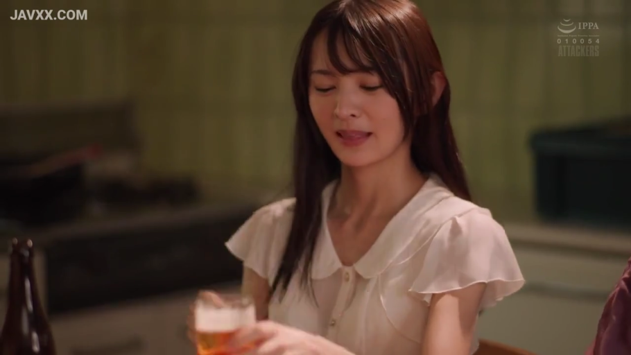 Kitchen · Close-up of the face · wine glass · 撩人 · 白色娃娃领短袖衬衫