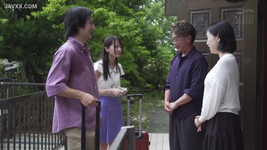 行李箱 · 交谈状 · 别墅门口 · 紫色半身裙