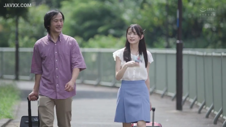 行李箱 · 自然交流 · 背景有绿植 · 中景镜头 · 户外人行道 · 女人穿白色短袖上衣配蓝色半身裙