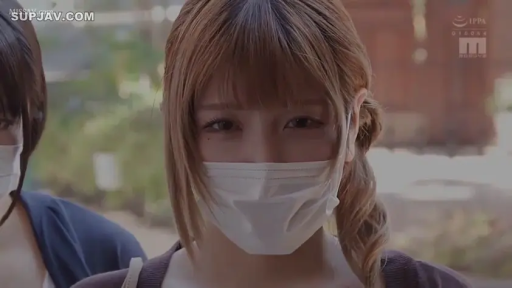 脸部特写 · 站姿 · 平静 · 休闲装 · 凝视 · 口罩 · 日本AV · 户外街道