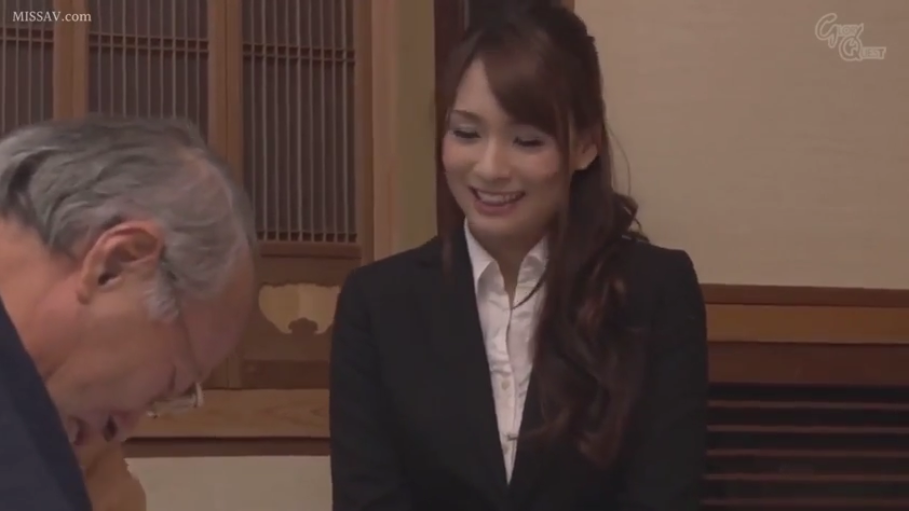 室内 · 座り姿勢 · 微笑 · 半身 · ビジネススーツ · 交流 · 熟女