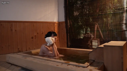 脸部特写 · 温泉旅馆 · 放松 · 裸体 · 木制浴缸 · 木质装修