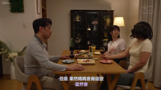 坐姿 · 微笑 · 餐厅 · 休闲服 · 用餐