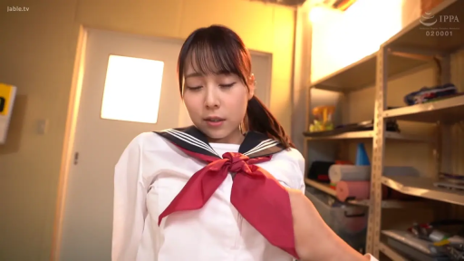 白色水手服 · 杂物间 · 面无表情 · 脸部中景