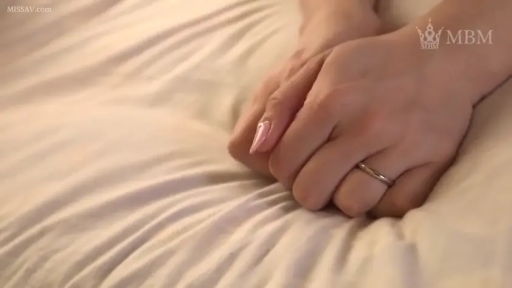 卧室 · 婚戒 · 女性手部特写