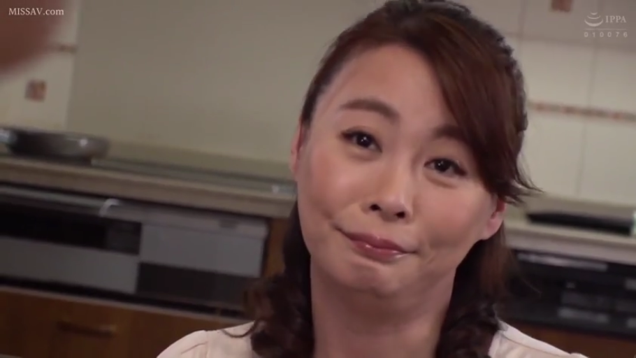 脸部特写 · 微笑 · 对视 · 厨房 · 熟女 · 正面 · 浅色上衣