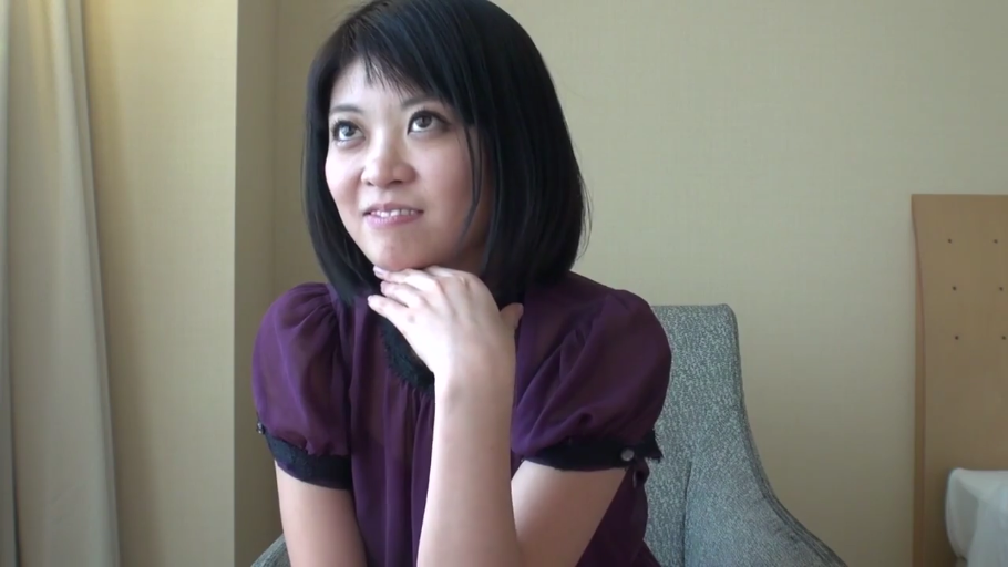 室内 · 坐姿 · 半身 · 紫色短袖上衣