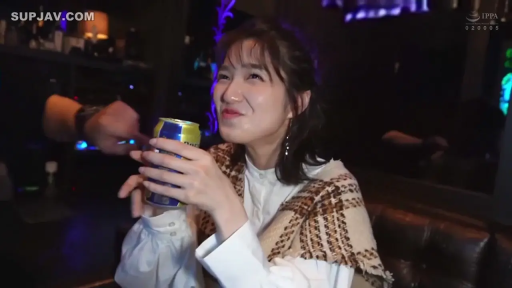 手持啤酒罐 · 格纹披肩 · 酒吧 · 俏皮 · 啤酒罐