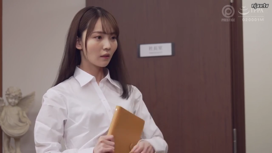 注视前方 · 写字楼 · 白色衬衫 · 半身特写 · 笔记本 · 办公环境
