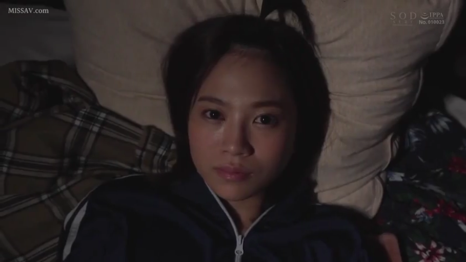 脸部特写 · 卧室 · 仰卧 · 运动夹克