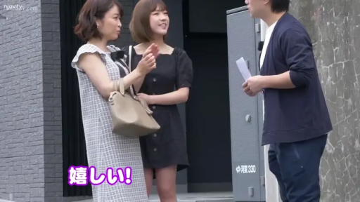 会話 · 站立 · 字幕 · 中景 · ハンドバッグ · 街道 · 笑容 · ワンピース