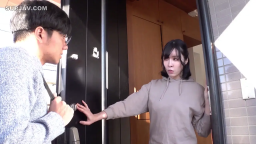 专注 · 背包 · 浅咖色连帽卫衣 · 男子侧脸特写 · 民宅入户门口