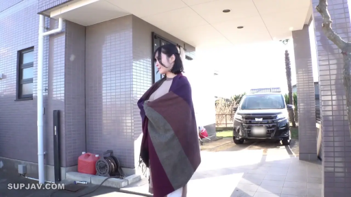 微笑 · 房屋门口 · 彩色披肩 · 面部侧脸 · 多色披肩