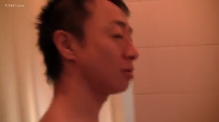 平静 · 室内房间 · 男性侧脸 · 裸露上身 · 光线较暗