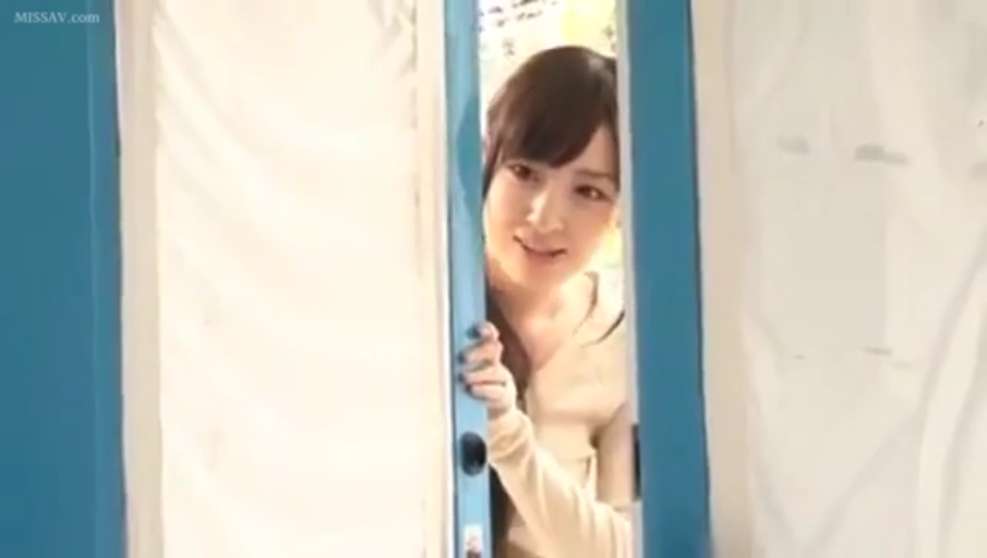 部屋 · 害羞 · 顔のクローズアップ · 浅色针织衫
