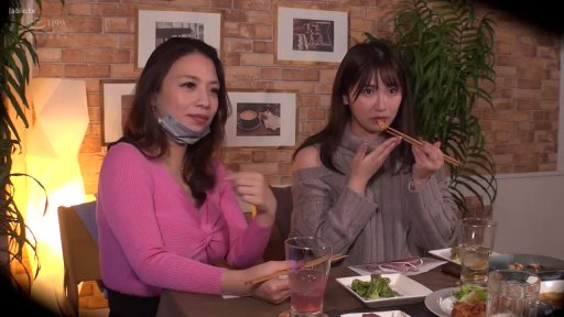 进食中 · 筷子 · 人物面部特写 · 餐厅 · 粉色针织长袖