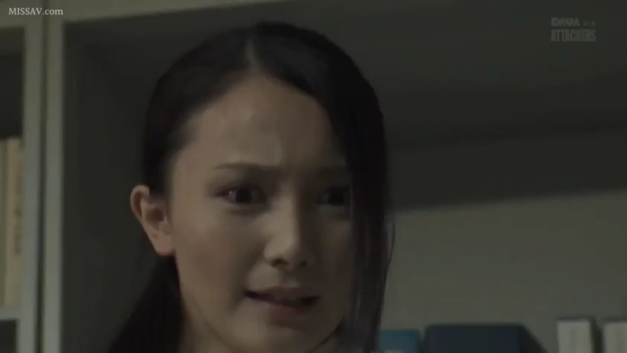 室内 · 脸部 · 职业装 · 书架 · 亚洲人 · 正面 · 愤怒 · 瞪视