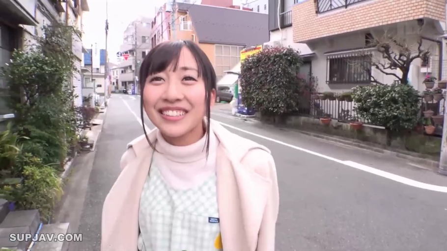站立 · 中近景 · 格纹裙 · 户外街道