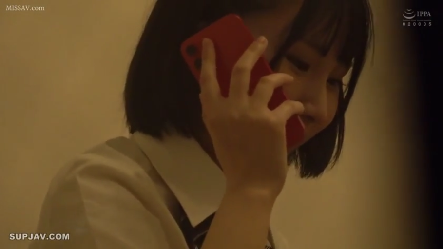 室内 · 微笑 · 手机 · 面部侧面特写 · 学生制服上衣
