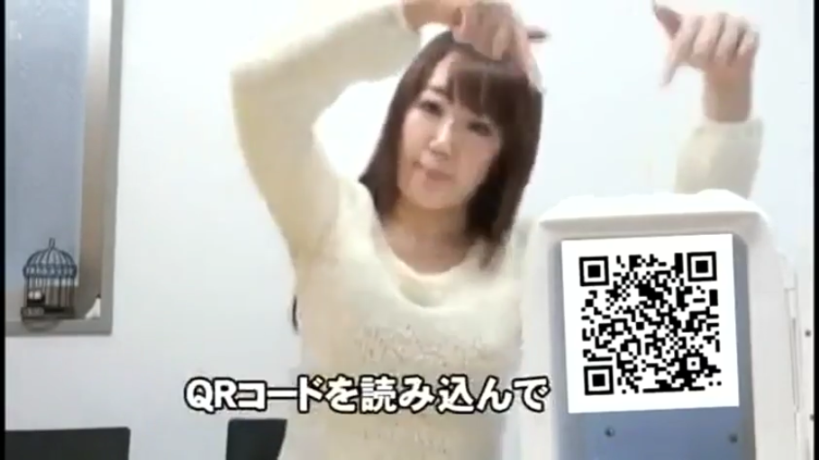 室内 · 双手特写 · 自然微笑 · 白色长袖上衣 · 二维码海报 · 画面有日语字幕提醒扫码