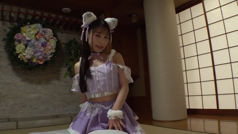 跪坐 · 和室 · 半身 · 诱惑微笑 · 盯着镜头 · 紫色角色扮演服