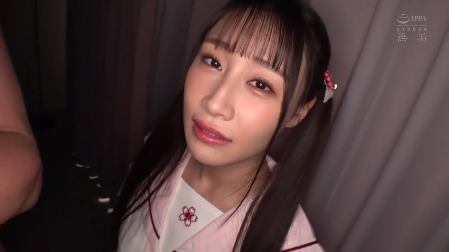摄影棚 · 上半身特写 · 眼神空洞 · 粉白色校服风格上衣 · IPPA无码标志