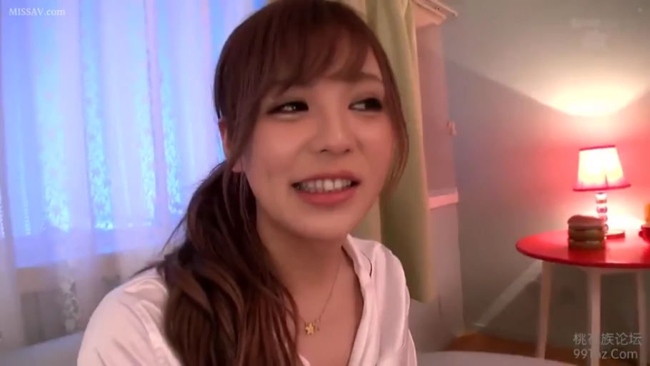 室内 · 坐姿 · 交谈 · 微笑 · 台灯 · 白色衬衫 · 面部特写 · 长发