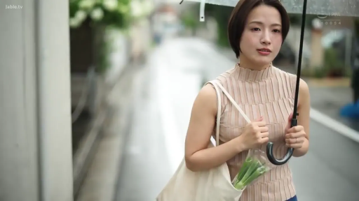 若有所思 · 面部特写 · 户外 · 购物袋 · 下雨 · 米色针织无袖上衣