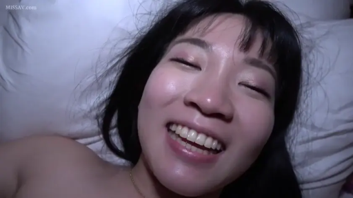 脸部特写 · 第一视角 · 床上 · 微笑 · 枕头 · 仰卧 · 裸体 · 对视