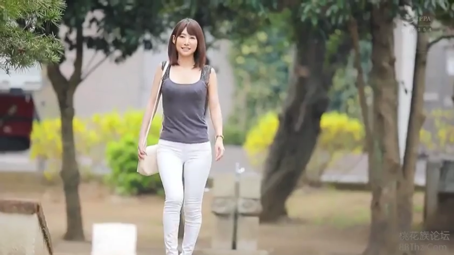 微笑 · 挎包 · 小路 · 白色紧身长裤 · 中景镜头