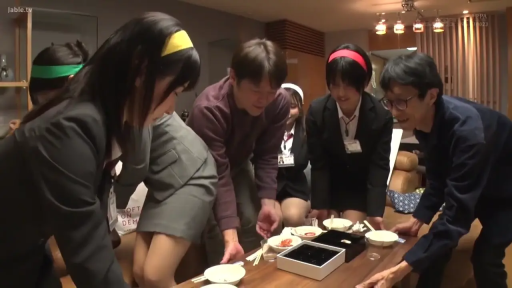 室内 · 俯身 · 专注 · 中景 · 职业装 · 多人 · 互动 · 发带