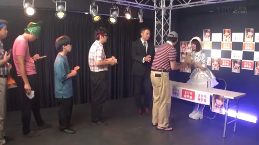 室内 · 站姿 · 全景 · 微笑 · 多人 · 海报 · 偶像服 · 握手会