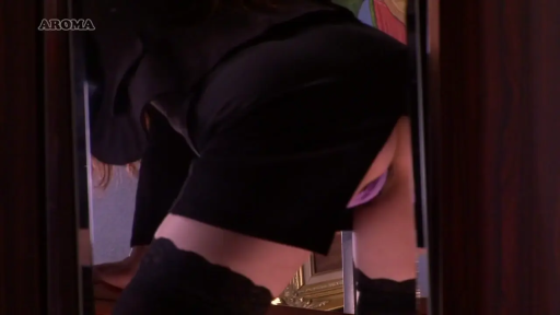 室内 · 臀部 · 弯腰 · 职业装