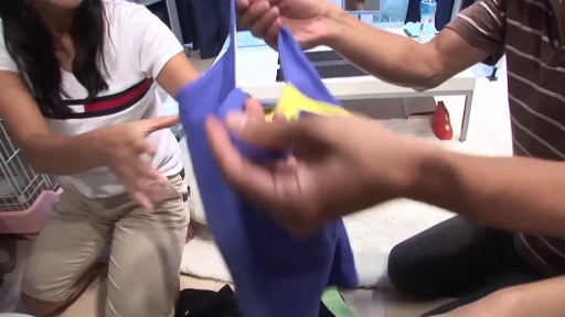 室内 · 配合 · 泳衣材质特写 · 男子穿着棕色条纹衫 · 蓝色泳衣