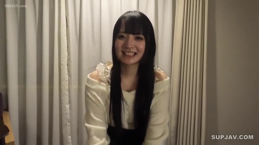 室内 · 坐姿 · 微笑 · 半身 · 黑长直 · 白色露肩毛衣 · 面向镜头