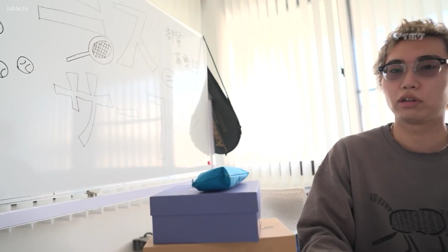 办公室 · 中景 · 自然 · 灰色卫衣 · 白板 · 看镜头 · 正面坐姿 · 短发男性