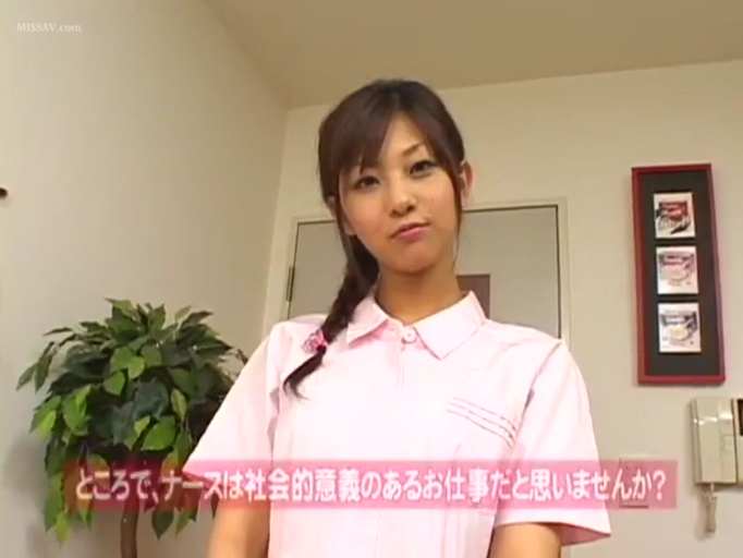 休息室或办公室 · 注视镜头 · 头部及肩部特写 · 粉色护士制服 · 画面下方带有日文字幕