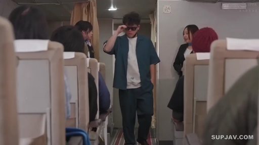 冷静 · 飞机客舱 · 墨镜 · 内搭白T恤 · 男子上半身特写 · 机舱环境