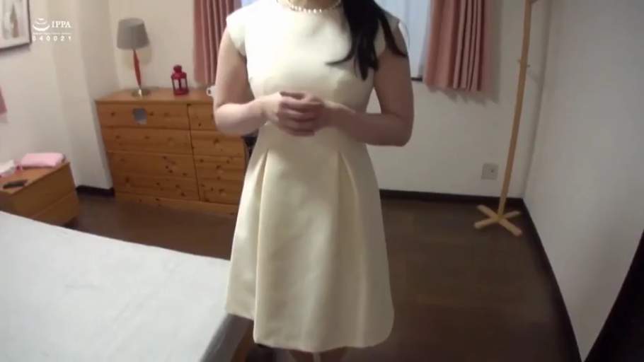 卧室 · 站立 · 中景 · 白色连衣裙