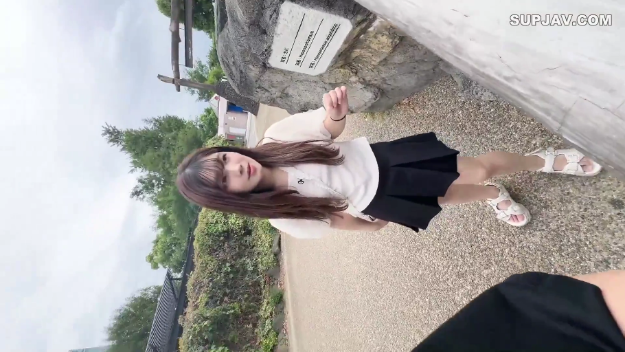 微笑 · 面部特写 · 小径 · 白色短袖上衣 · 光线明亮