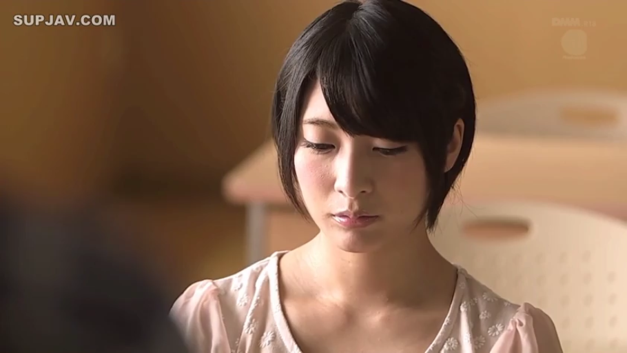 室内 · 坐姿 · 脸部特写 · 粉色碎花上衣