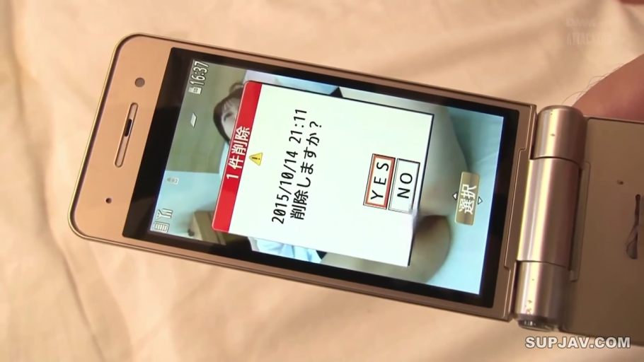 室内 · 手机屏幕特写 · 翻盖手机 · 画面包含女性裸露身体局部