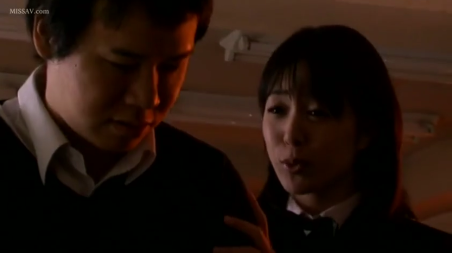 室内 · 深色制服外套 · 昏暗光线 · 男子神态严肃 · 两人面部特写