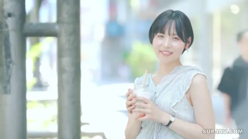 半身 · 短发 · 甜美微笑 · 户外街道 · 侧身站立 · 塑料杯饮料 · 无袖褶皱上衣 · 手捧饮料