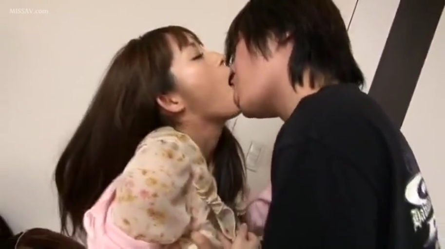 室内 · 脸部特写 · 站立 · 闭眼 · 接吻 · 日本AV · 花纹上衣