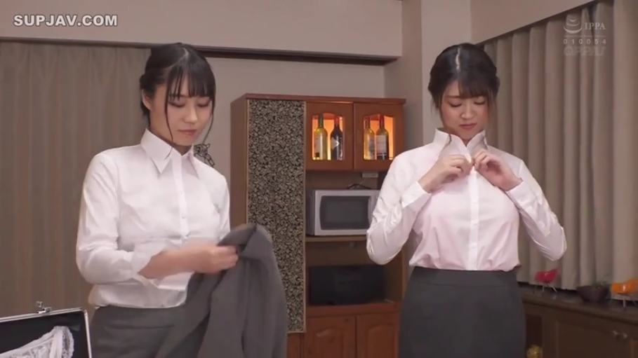 室内 · 站立 · 行李箱 · 中景 · 认真 · 双人 · OL制服 · 扣扣子