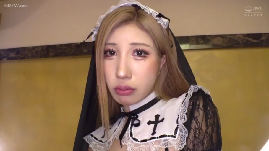 室内 · 委屈 · 凝视 · 头部特写 · 正面 · 修女服 · 十字架 · 浓妆